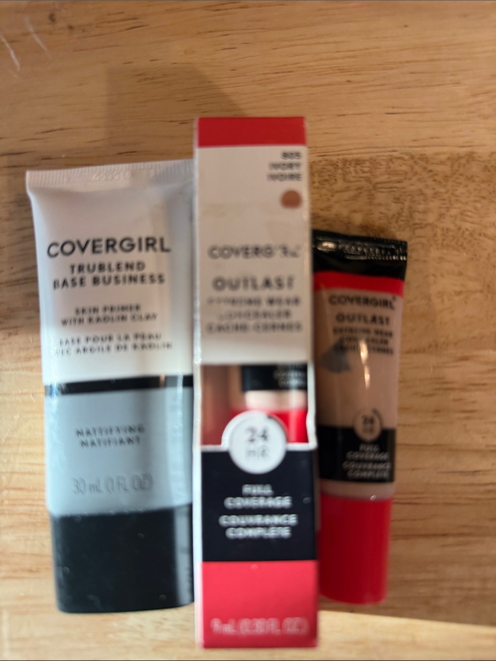 COVERGIRL TruBlend Primer & Outlast Foundation Duo in Beige and Red Accents